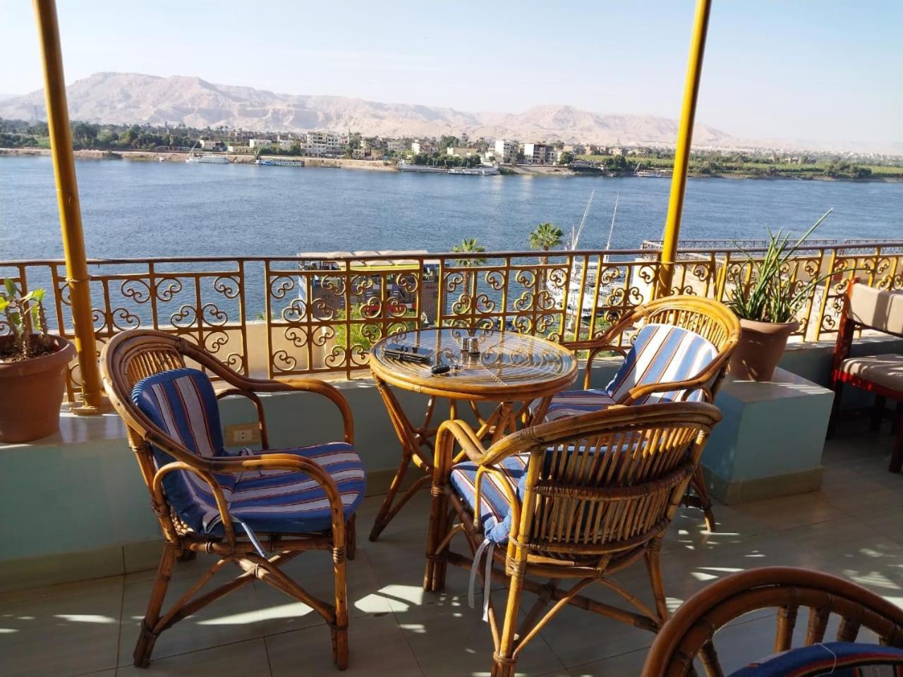 Merry Land Hotel & Roof Top Nile Restaurant ลักซอร์ ภายนอก รูปภาพ