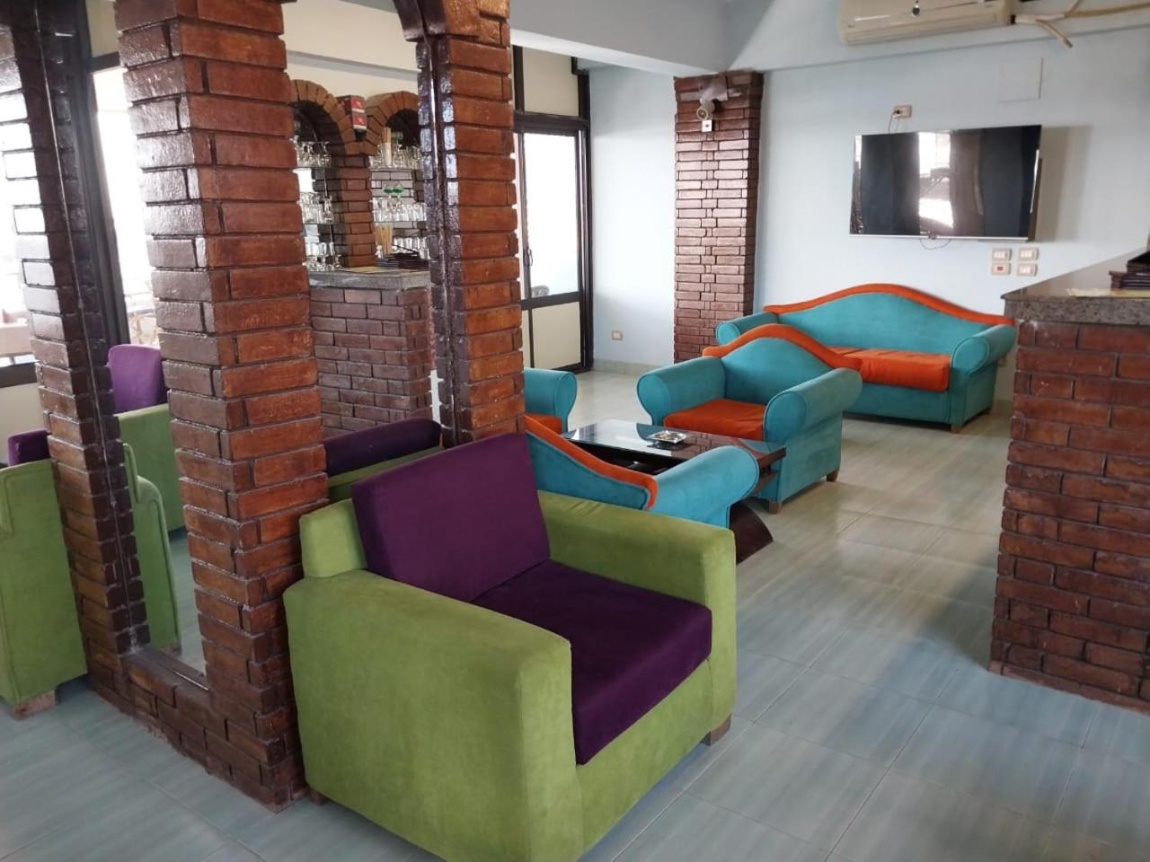 Merry Land Hotel & Roof Top Nile Restaurant ลักซอร์ ภายนอก รูปภาพ