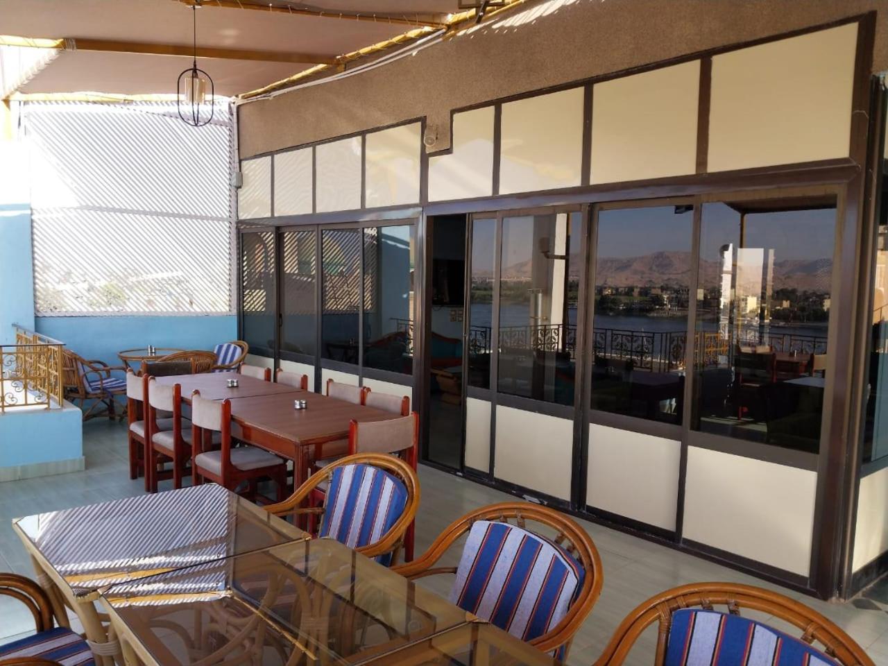 Merry Land Hotel & Roof Top Nile Restaurant ลักซอร์ ภายนอก รูปภาพ