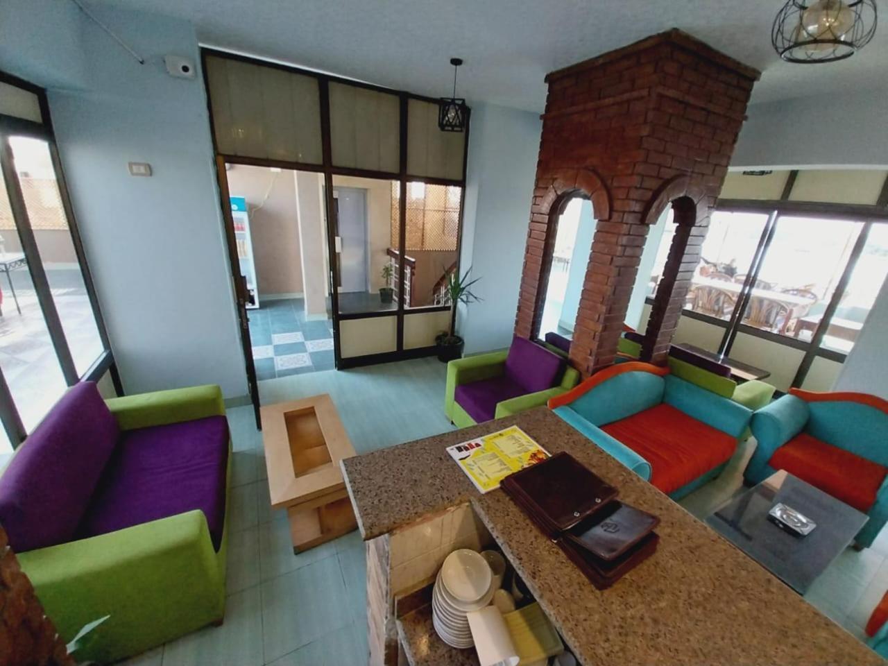 Merry Land Hotel & Roof Top Nile Restaurant ลักซอร์ ภายนอก รูปภาพ