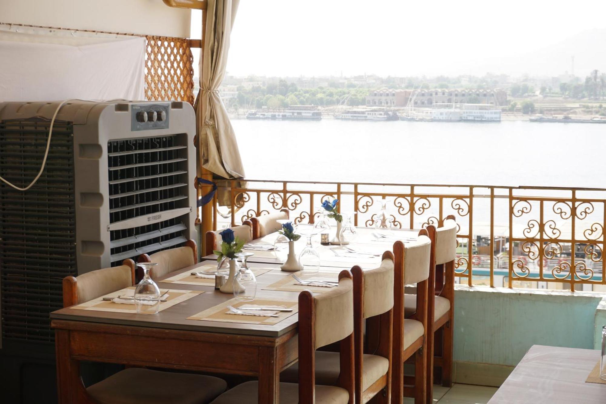 Merry Land Hotel & Roof Top Nile Restaurant ลักซอร์ ภายนอก รูปภาพ