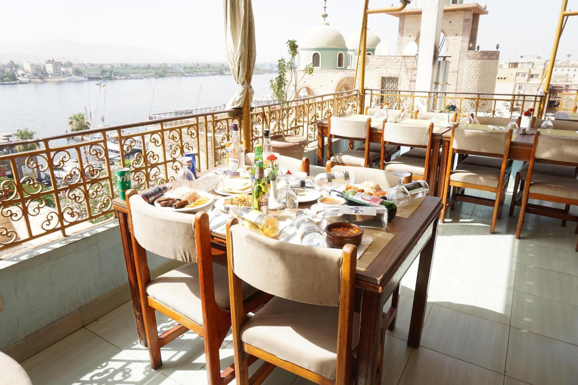 Merry Land Hotel & Roof Top Nile Restaurant ลักซอร์ ภายนอก รูปภาพ