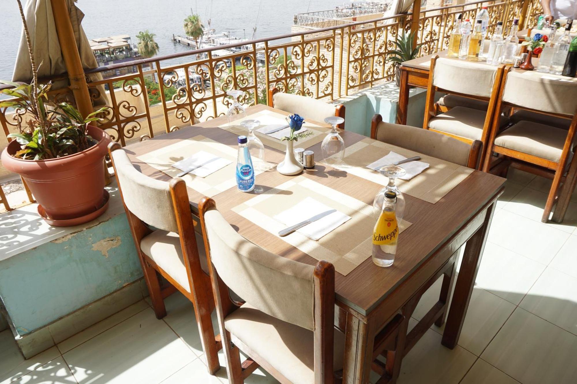 Merry Land Hotel & Roof Top Nile Restaurant ลักซอร์ ภายนอก รูปภาพ