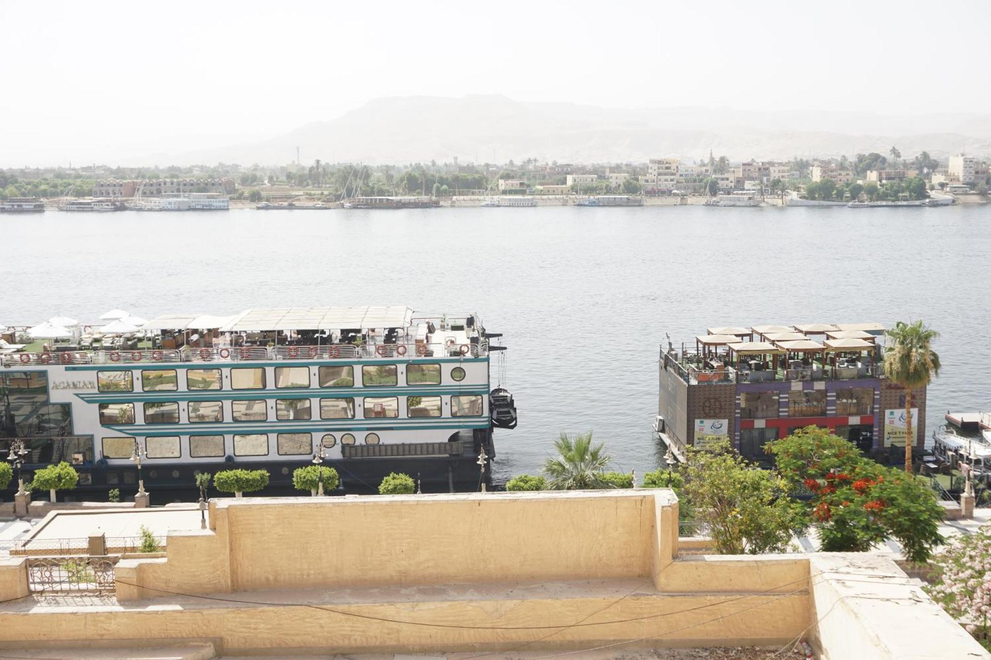 Merry Land Hotel & Roof Top Nile Restaurant ลักซอร์ ภายนอก รูปภาพ