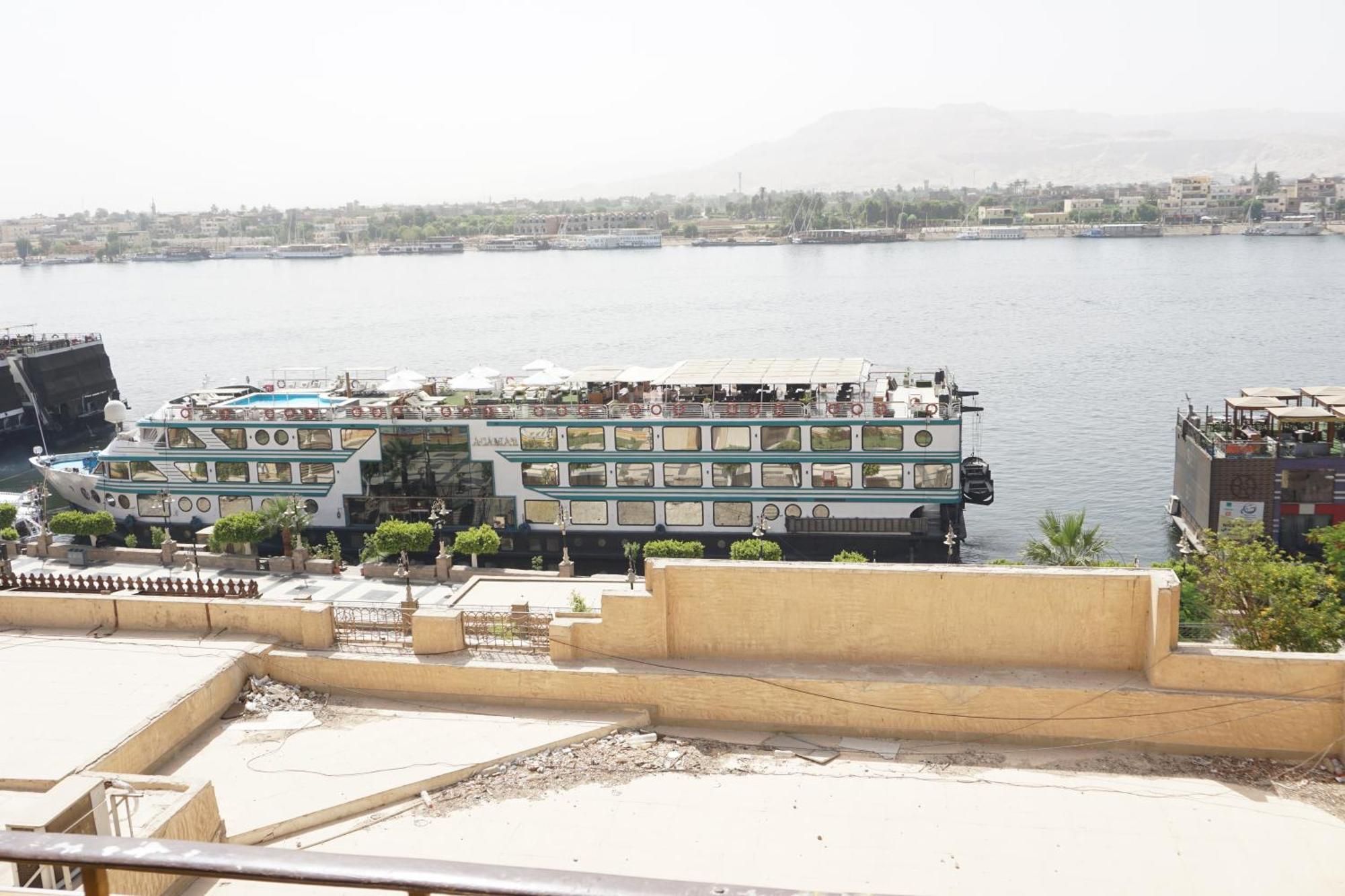 Merry Land Hotel & Roof Top Nile Restaurant ลักซอร์ ภายนอก รูปภาพ
