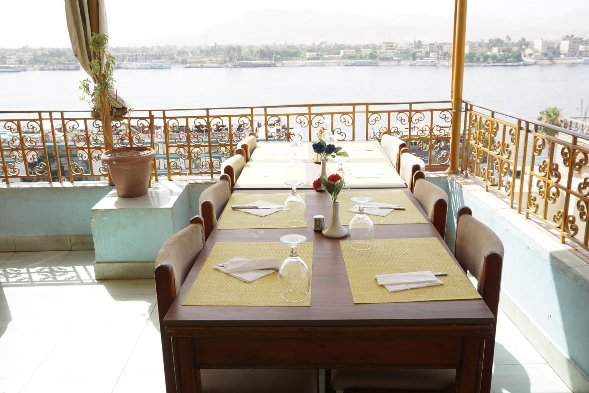 Merry Land Hotel & Roof Top Nile Restaurant ลักซอร์ ภายนอก รูปภาพ