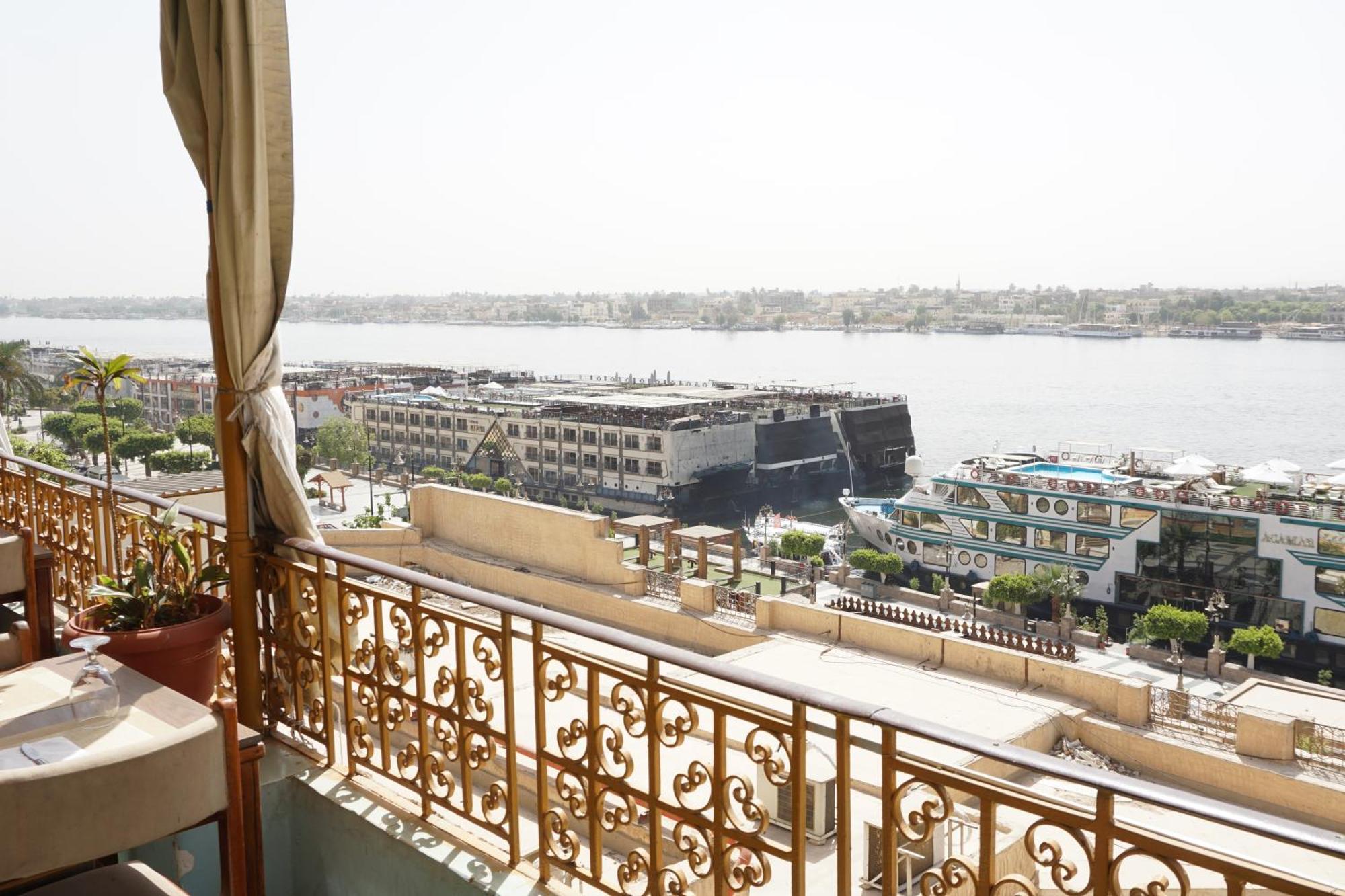Merry Land Hotel & Roof Top Nile Restaurant ลักซอร์ ภายนอก รูปภาพ