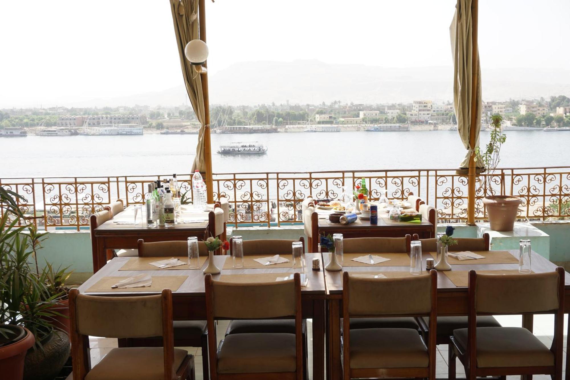Merry Land Hotel & Roof Top Nile Restaurant ลักซอร์ ภายนอก รูปภาพ