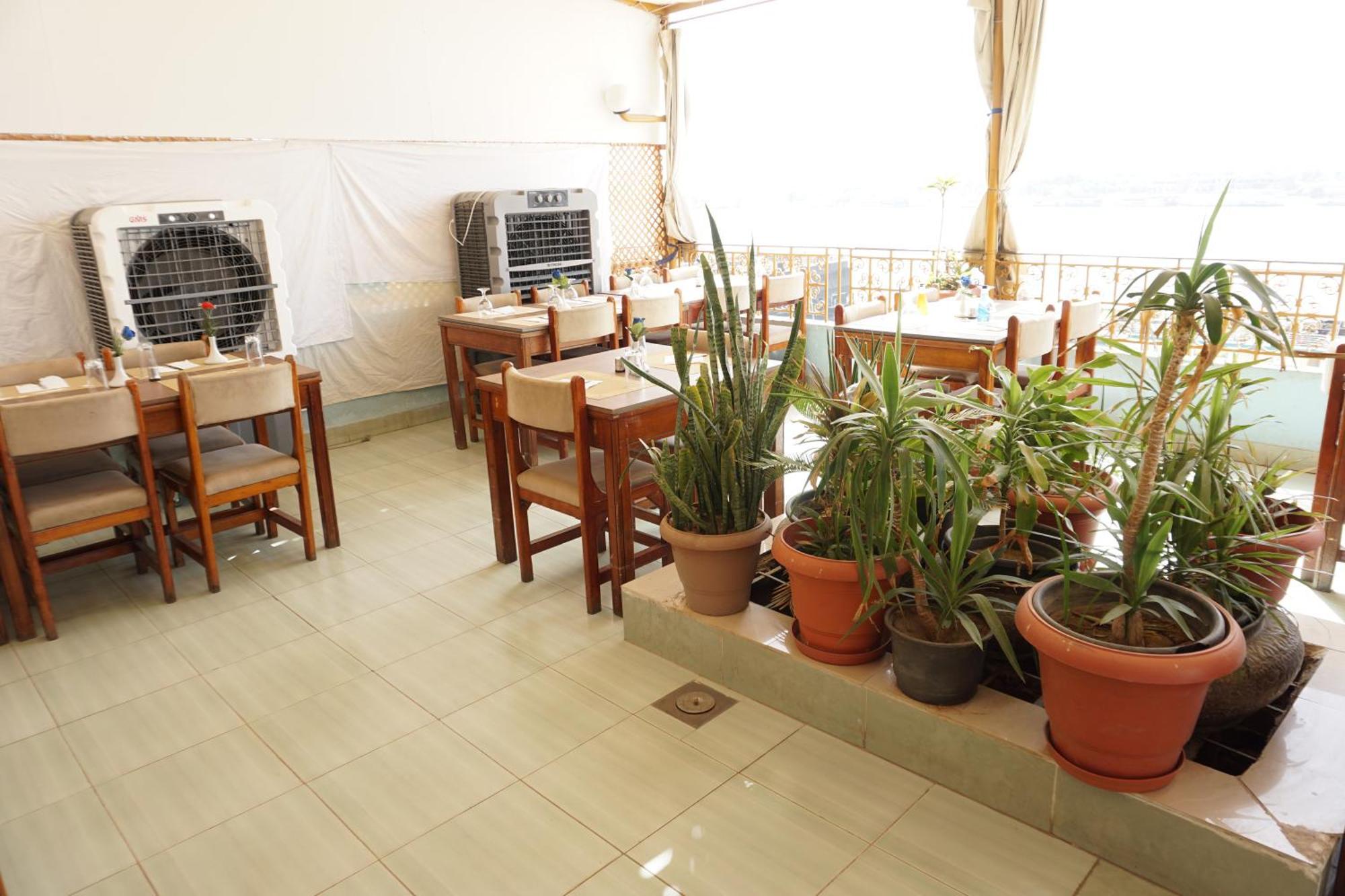 Merry Land Hotel & Roof Top Nile Restaurant ลักซอร์ ภายนอก รูปภาพ